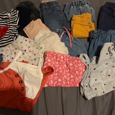 Lot de un peu + de 74 vetement